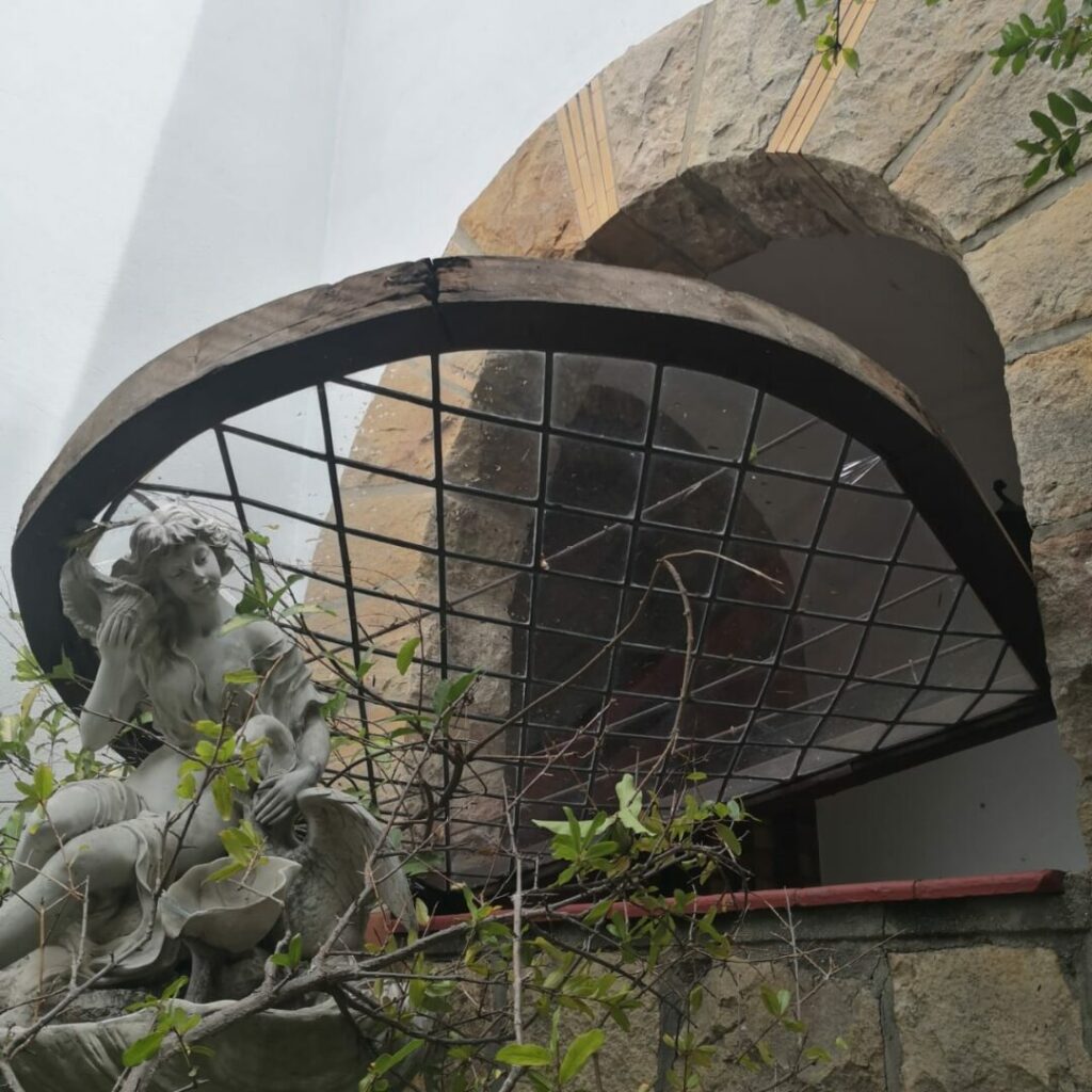 damaged entrance window before restoration